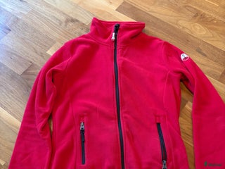 Övrig Ryttarutrustning ryttarutrustning till salu: Röd fleecetröja oanvänd i Västerhaninge - Annons 2