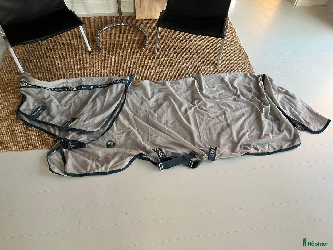 Täcken hästutrustning till salu: Amigo flugtäcke  i Viken - Annons 1