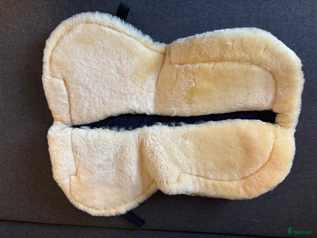 Sadeltillbehör hästutrustning till salu: Ny fårskinnspad från Horze  i Sparreholm - Annons 3