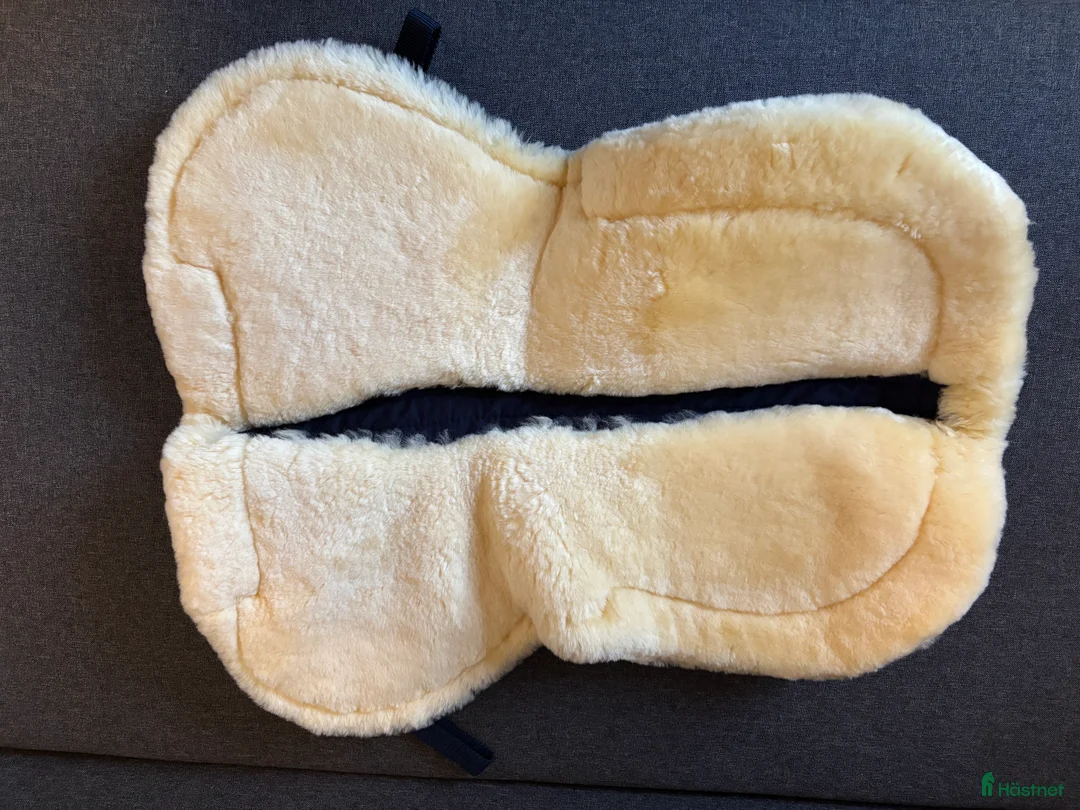 Sadeltillbehör hästutrustning till salu: Ny fårskinnspad från Horze  i Sparreholm - Annons 3