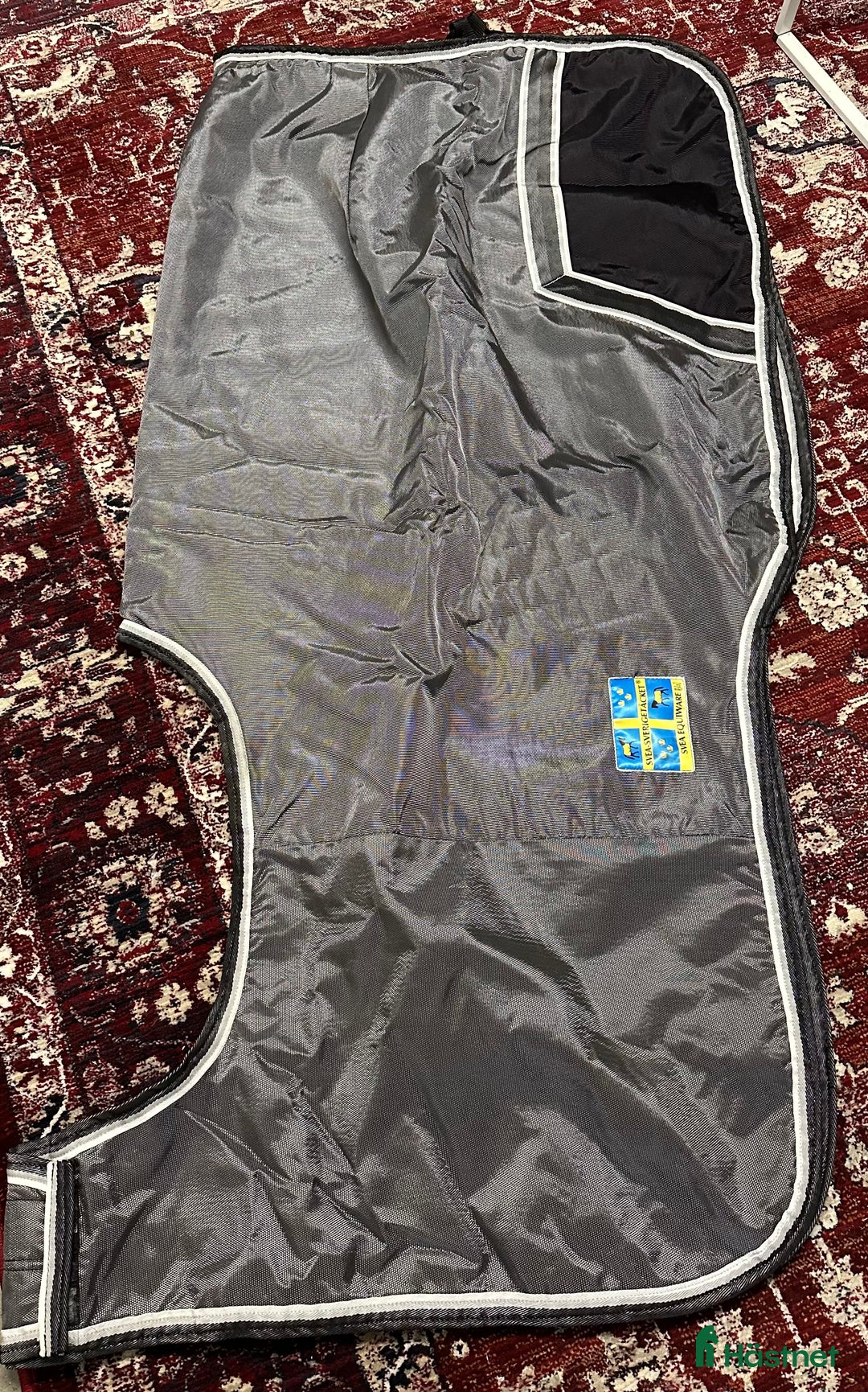 Täcken hästutrustning till salu: Som smartex håller regn i Västerås - Annons 1