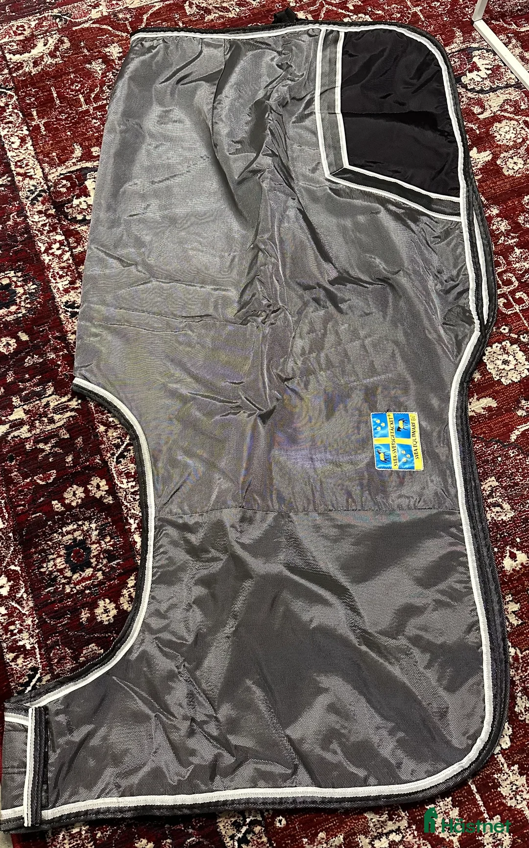 Täcken hästutrustning till salu: Som smartex håller regn i Västerås - Annons 1