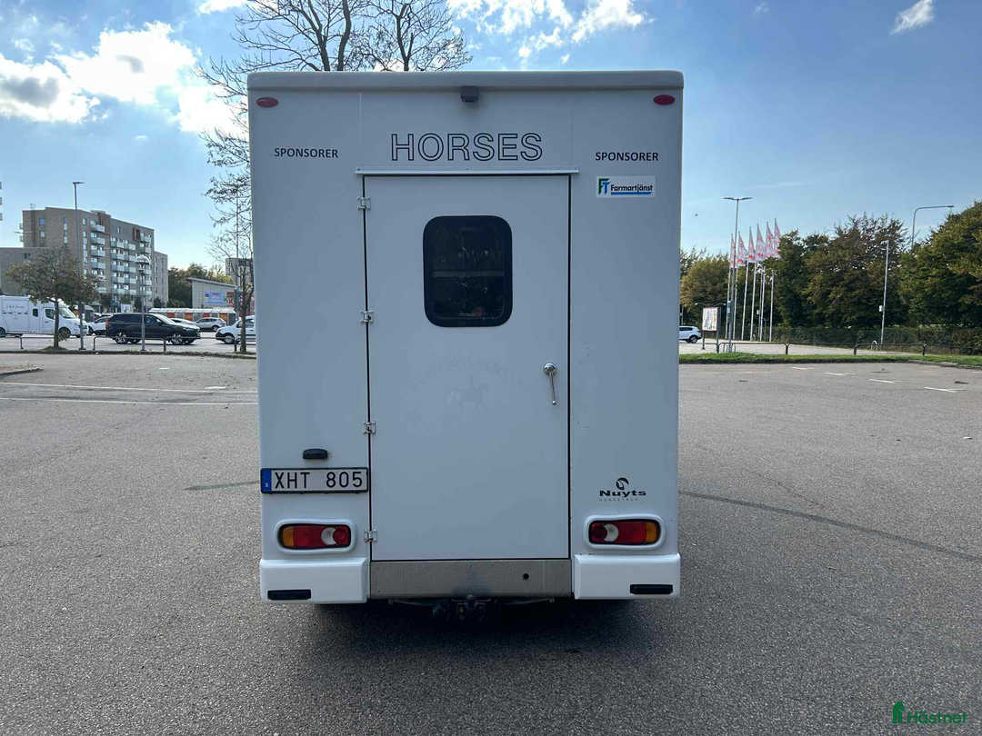 Hästlastbilar  fordon & transport till salu: Nuyts Hästlastbil 5 säten V-galler Låga mil!  i Köping - Annons 3