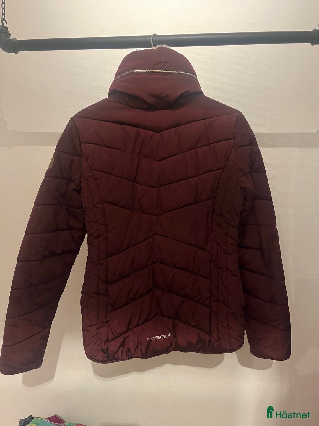 Jackor & Kavajer ryttarutrustning till salu: Vinröd vinterjacka säljes i Kalmar - Annons 2