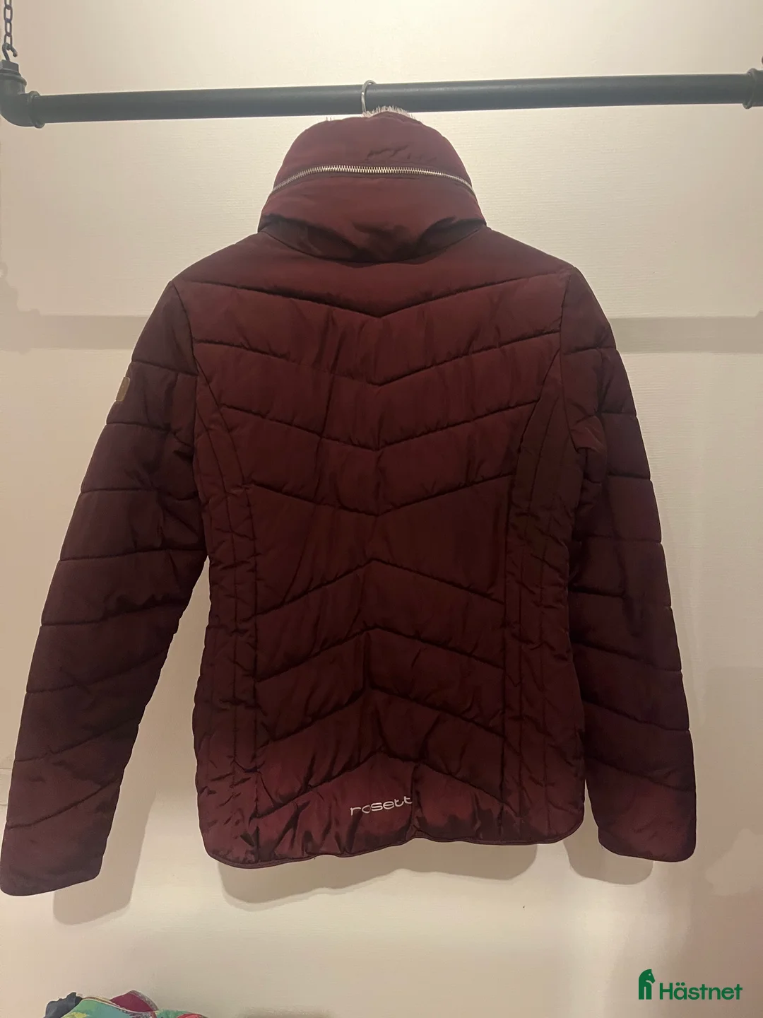 Jackor & Kavajer ryttarutrustning till salu: Vinröd vinterjacka säljes i Kalmar - Annons 2