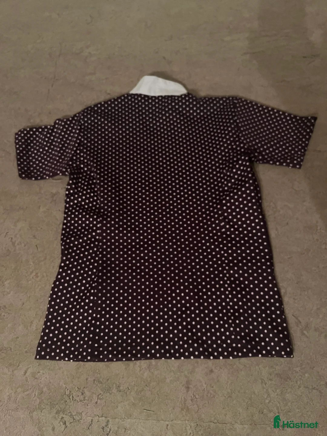 Övrigt Ridkläder ryttarutrustning till salu: Vinrödprickig tävlingsblus ifrån equipage🤍 i Gemla - Annons 3