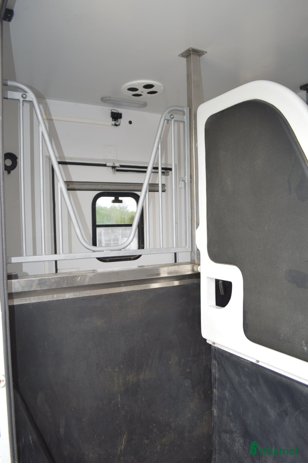 Hästlastbilar  fordon & transport till salu: Nuyts 5 sits V galler 14850 mil i Kvicksund - Annons 4