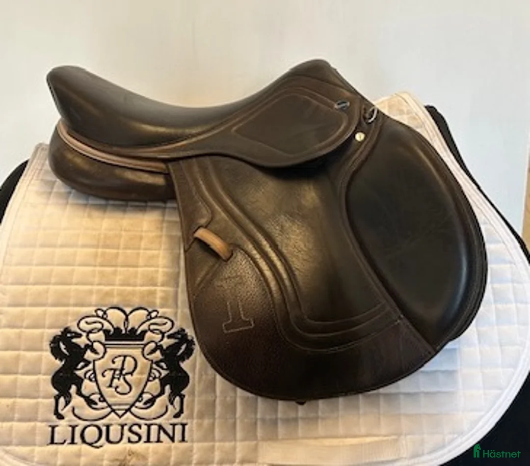 Sadlar hästutrustning till salu: Hoppsadel Ikonic Evolution 16,5" i Uppsala - Annons 1