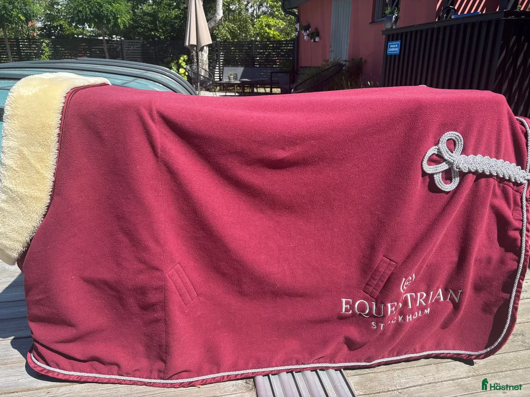 Täcken hästutrustning till salu: Stockholm Equestrian Fleecetäcke 125 cm - Annons 1