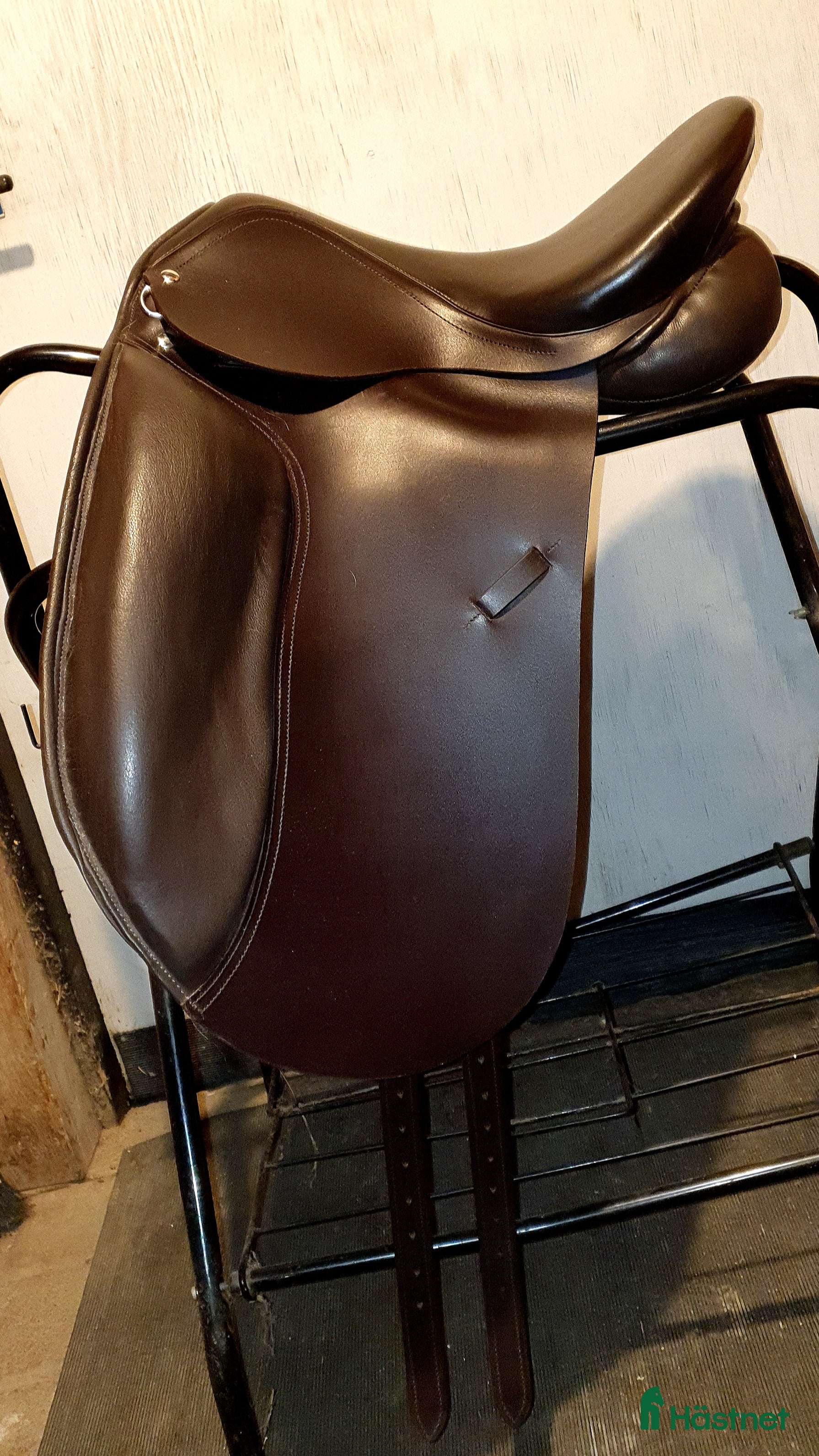 Sadlar hästutrustning till salu: Nästan ny med ändringsbar bomvidd i Skövde - Annons 3