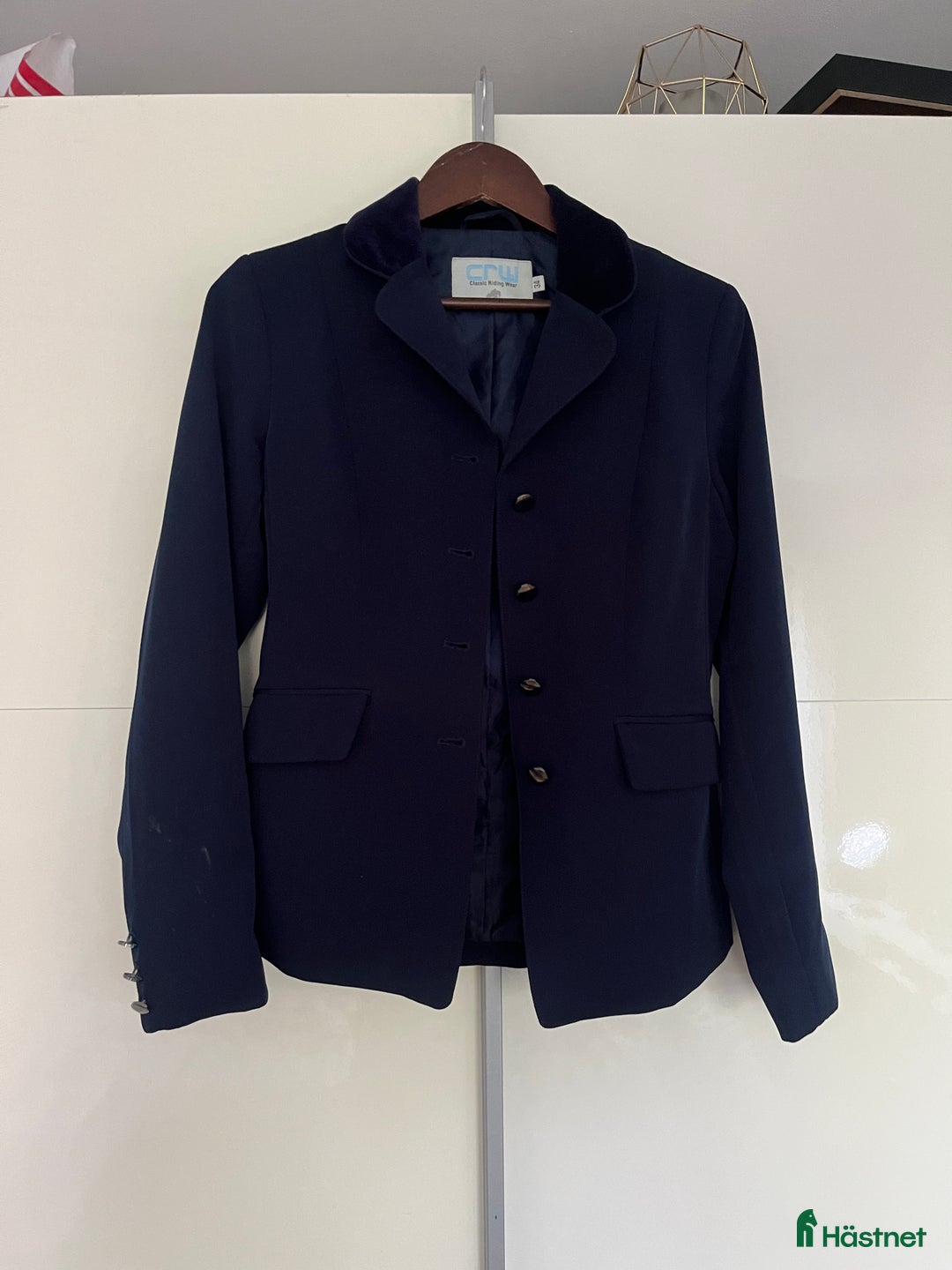 Jackor & Kavajer ryttarutrustning till salu: Mörkblå kavaj i Visby - Annons 1