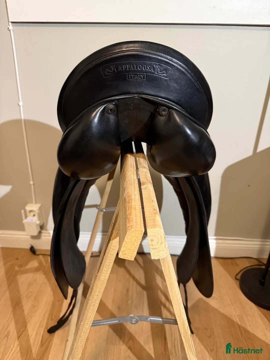 Sadlar hästutrustning till salu: Svart Dressyrsadel Prestige i Runhällen - Annons 2
