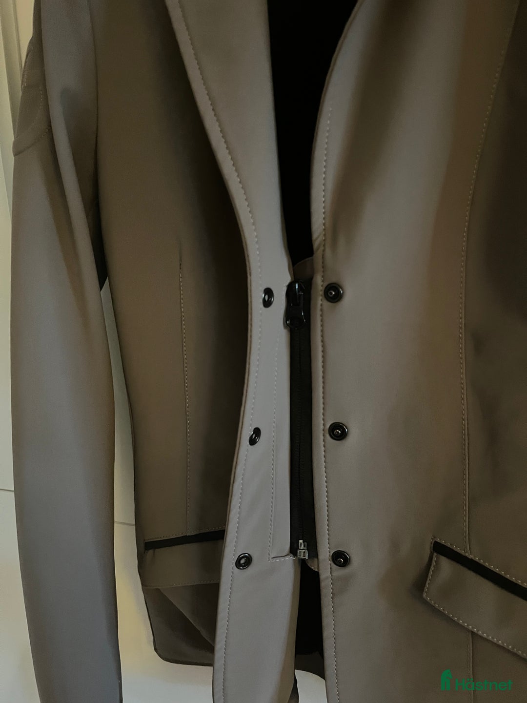 Jackor & Kavajer ryttarutrustning till salu: Tävlingskavaj i Umeå - Annons 2