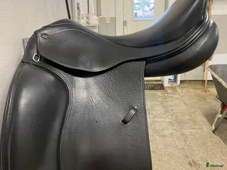 Sadlar hästutrustning Lippo Azzario dressyrsadel - Annons 1