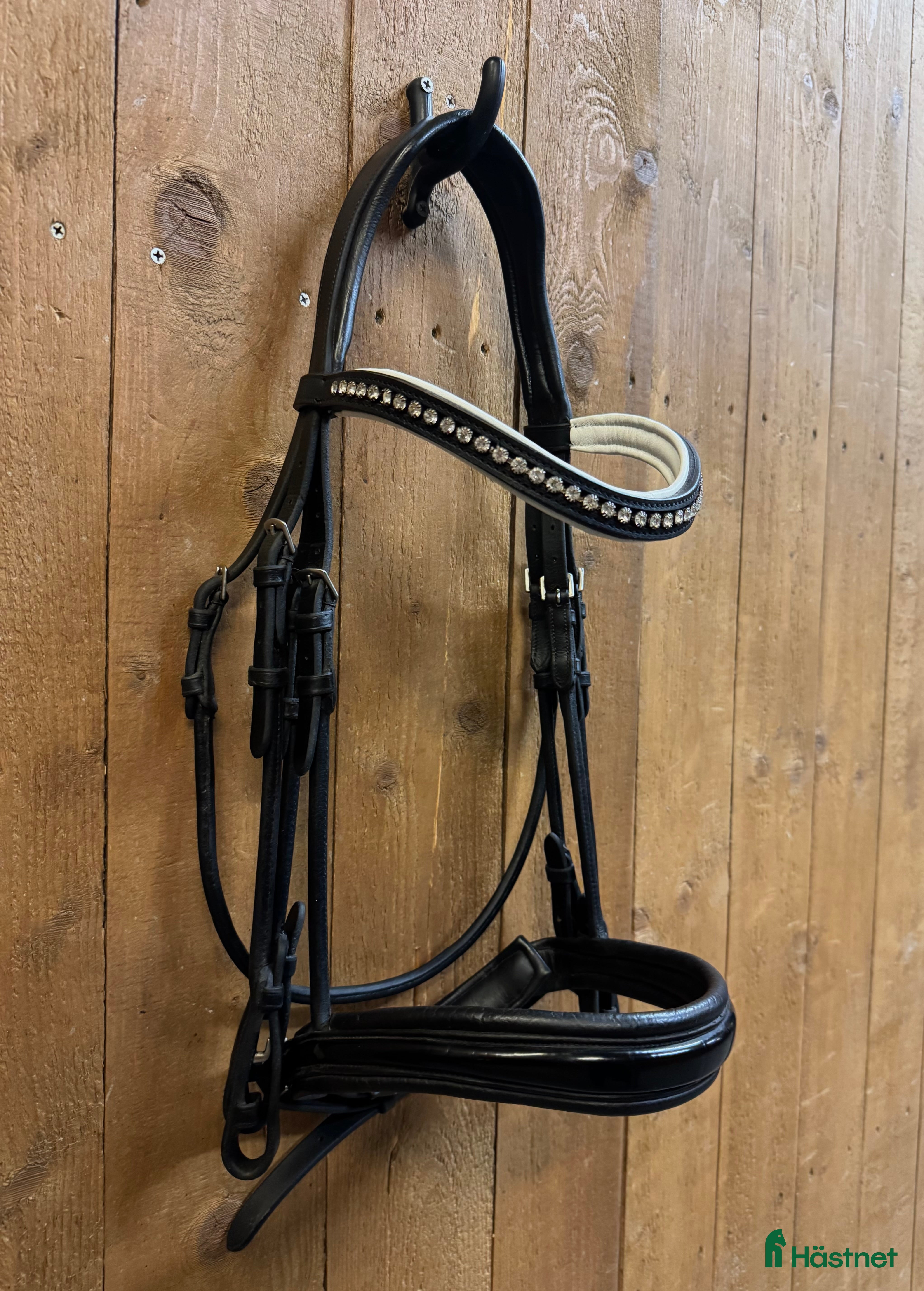 Träns hästutrustning till salu: Rundsytt kandar med lackad nosgrimma  i Hofors - Annons 23