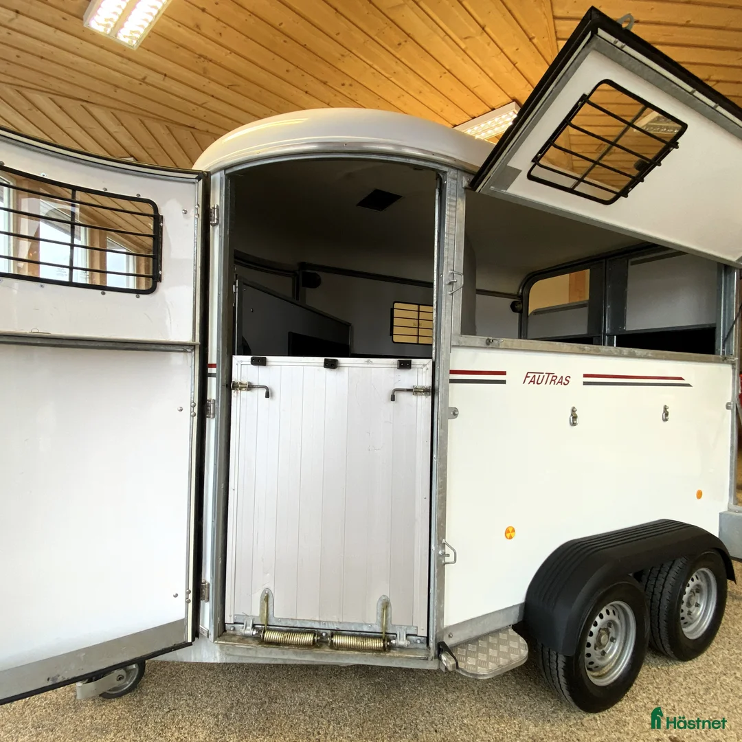 Hästtransporter  fordon & transport till salu: Fin Fautras Oblic+2 2021 m ramp o öppningsbar sida - Annons 17