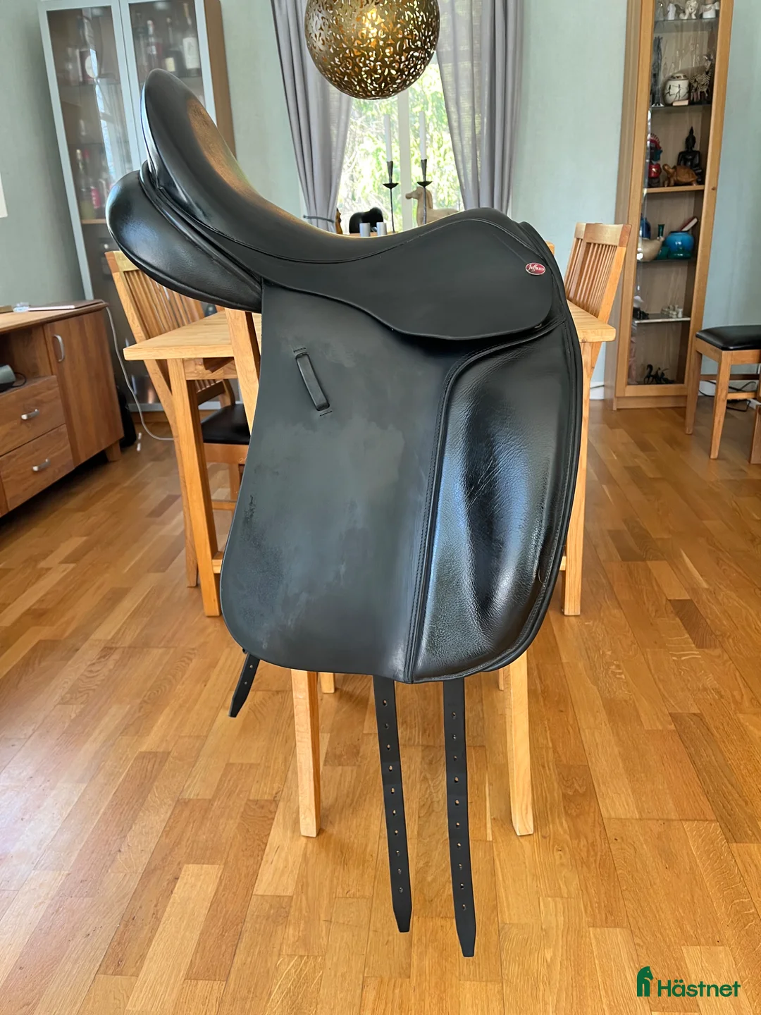Sadlar hästutrustning till salu: Fin dressyrsadel 18 tum normal bom - Annons 1