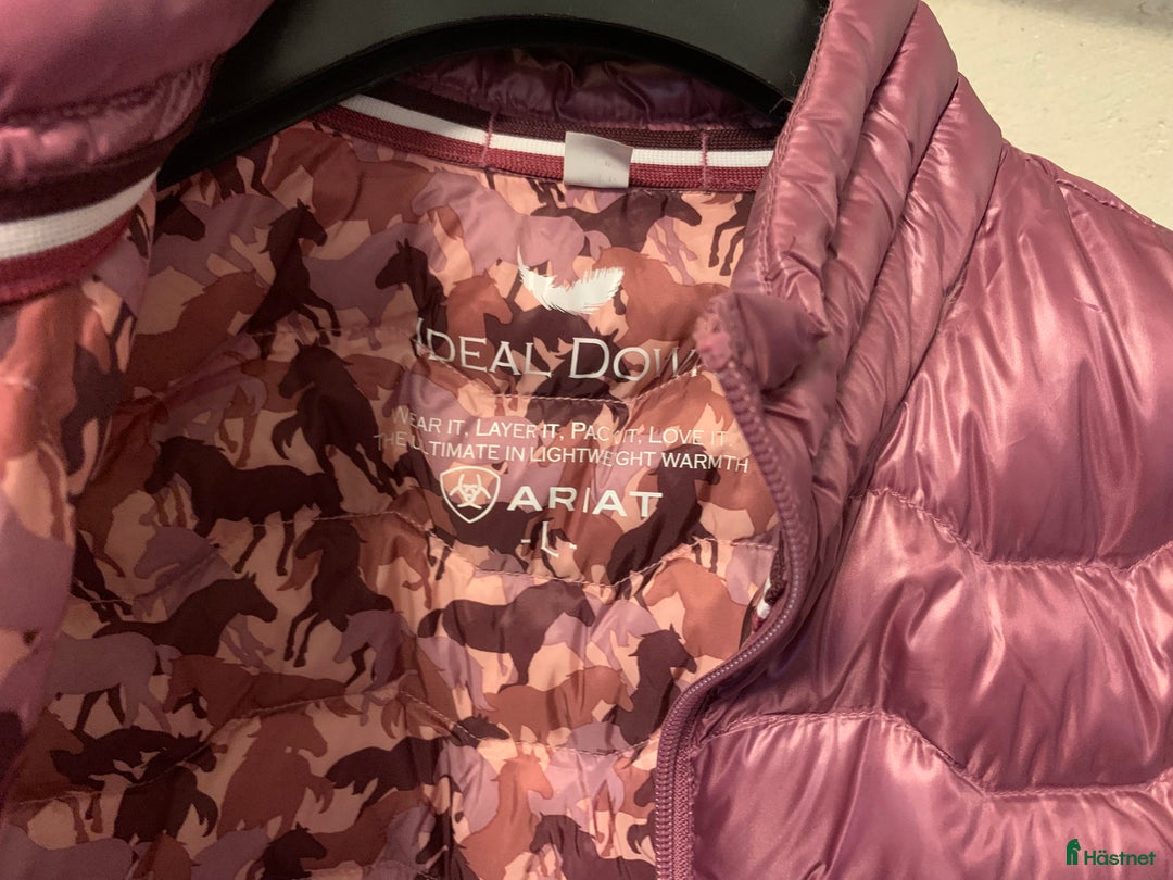 Jackor & Kavajer ryttarutrustning till salu: Ariat dunväst Light Down i Fiskebäckskil - Annons 3