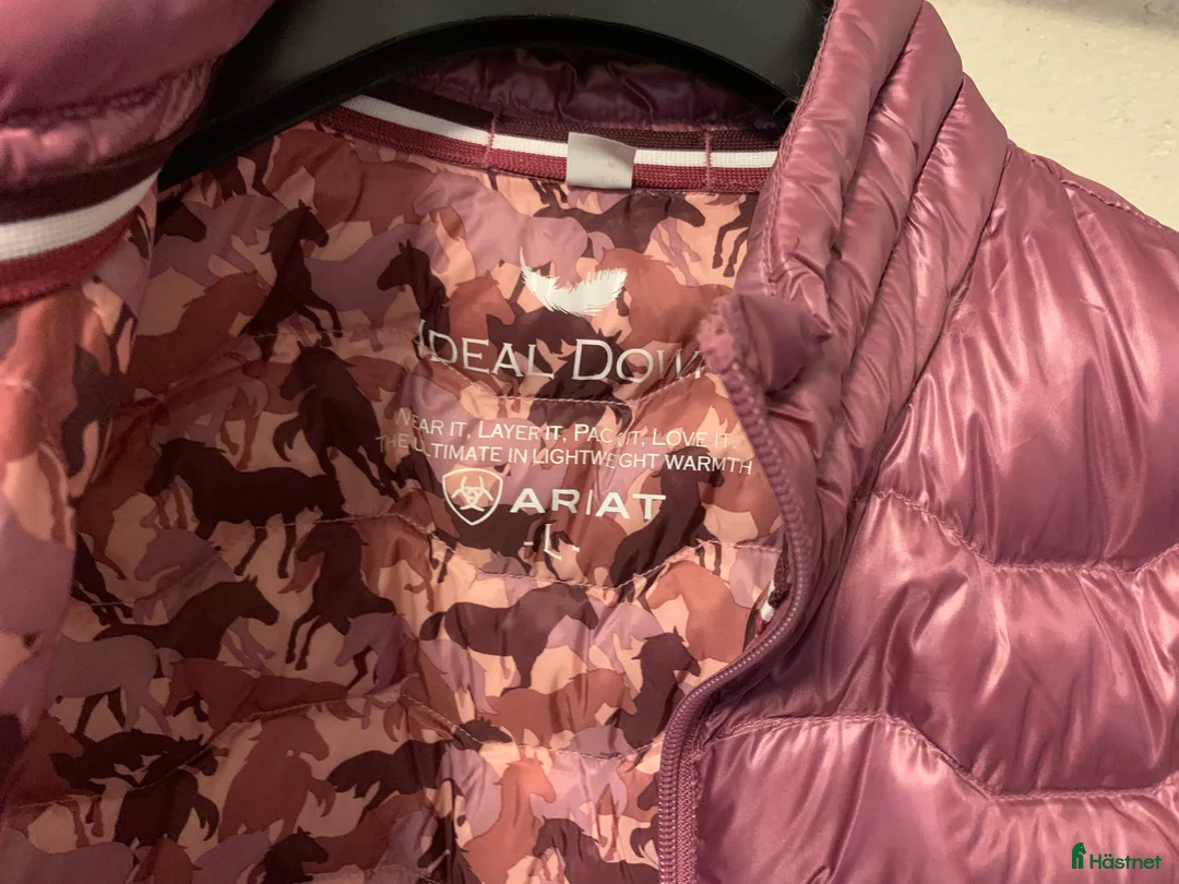 Jackor & Kavajer ryttarutrustning till salu: Ariat dunväst Light Down i Fiskebäckskil - Annons 3