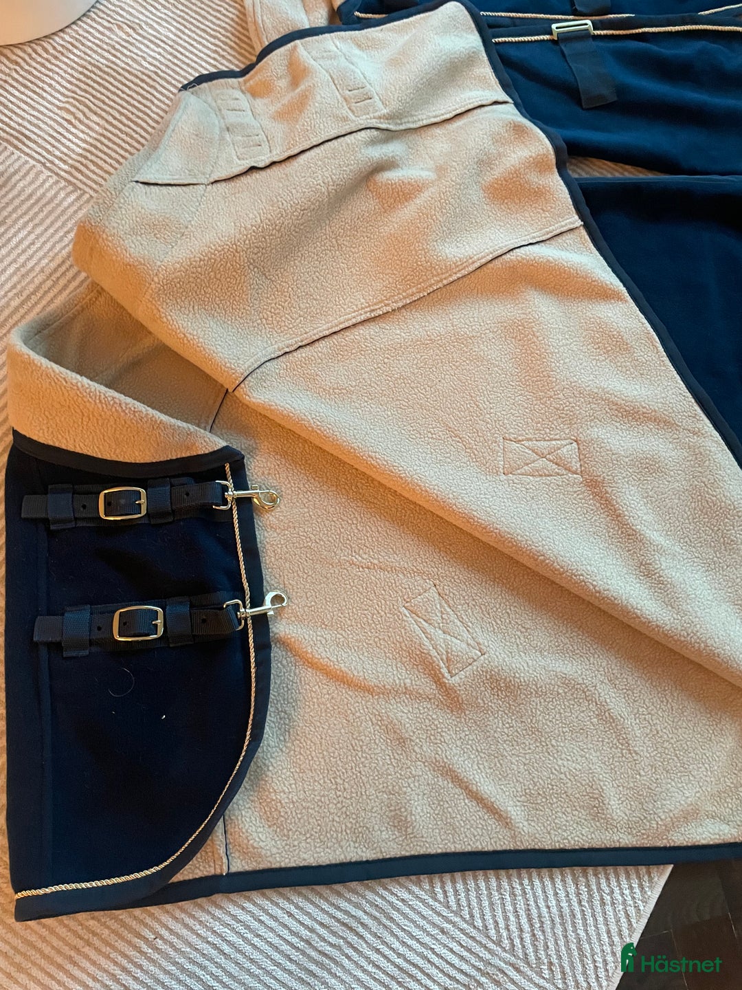 Täcken hästutrustning till salu: Exklusivt fleecetäcke i Borås - Annons 3