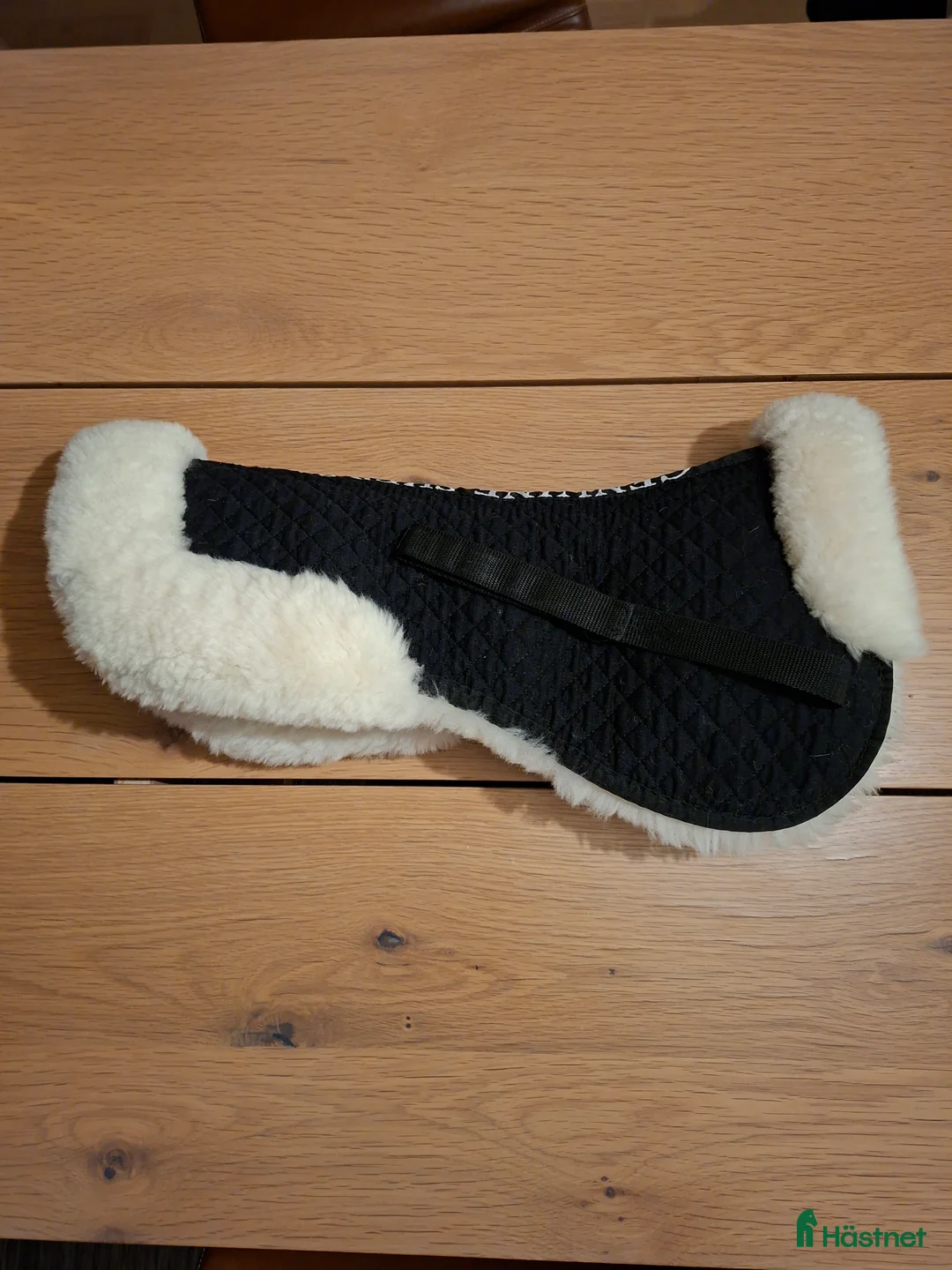 Schabrak & Vojlockar hästutrustning till salu: Fårskinnspadd i Örebro - Annons 2