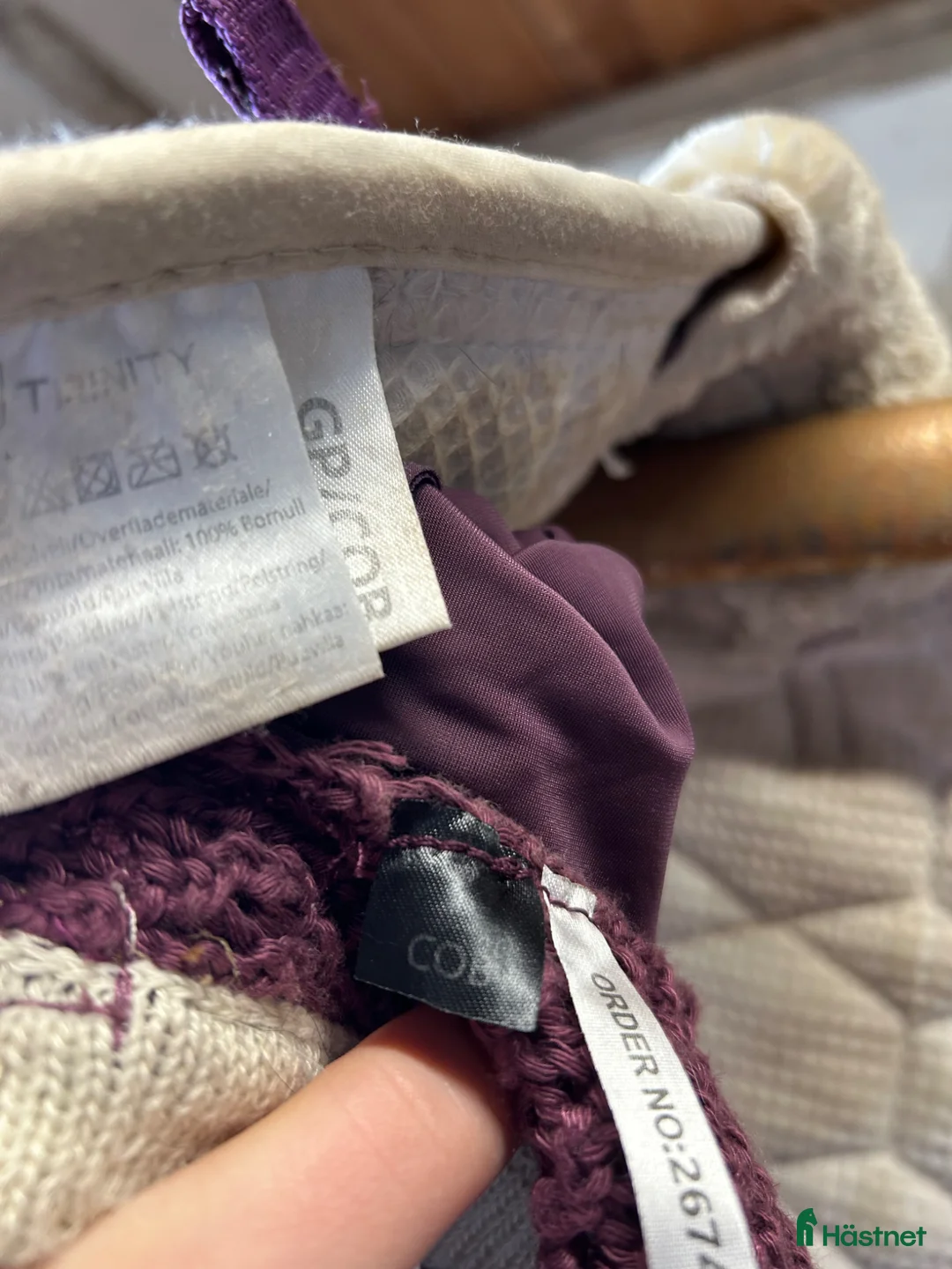 Schabrak & Vojlockar hästutrustning till salu: Lila cob trinity schabrak och huva  - Annons 4