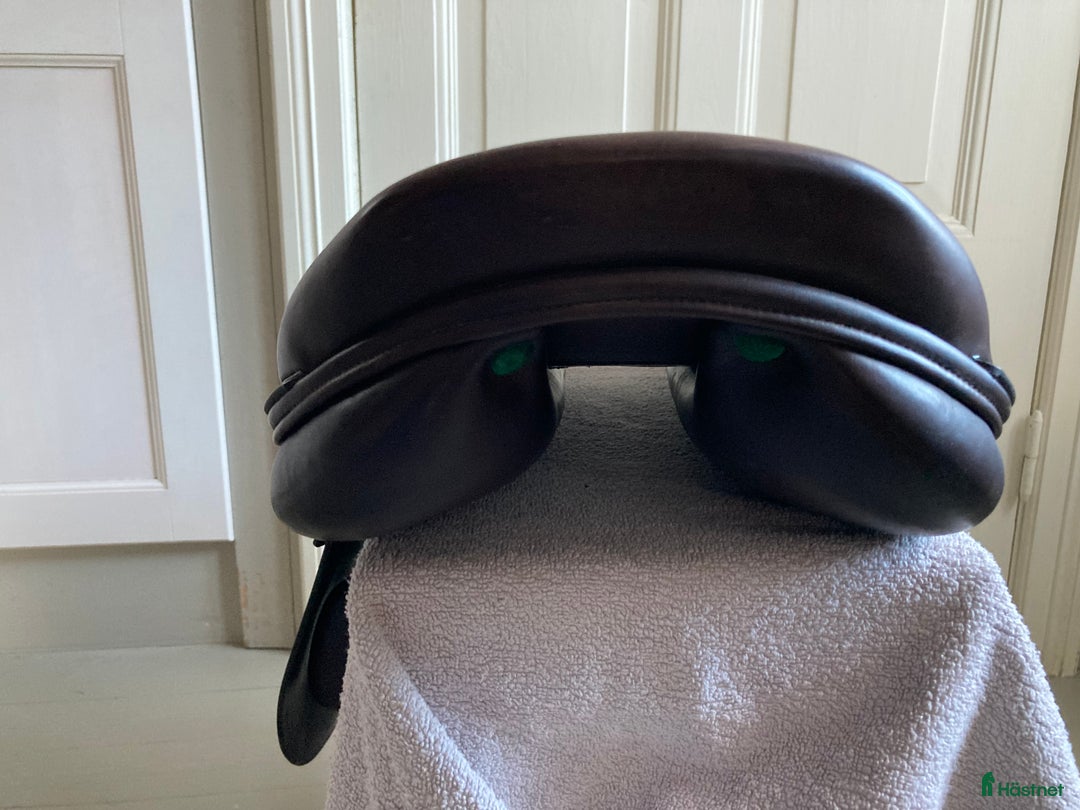 Sadlar hästutrustning till salu: Amerigo Vega hoppsadel i Nävlinge - Annons 3