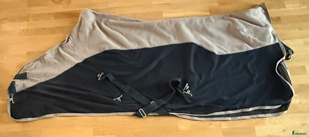 Täcken hästutrustning till salu: Fleecetäcke, Jersey täcke och stalltäcke  i Vikingstad - Annons 4