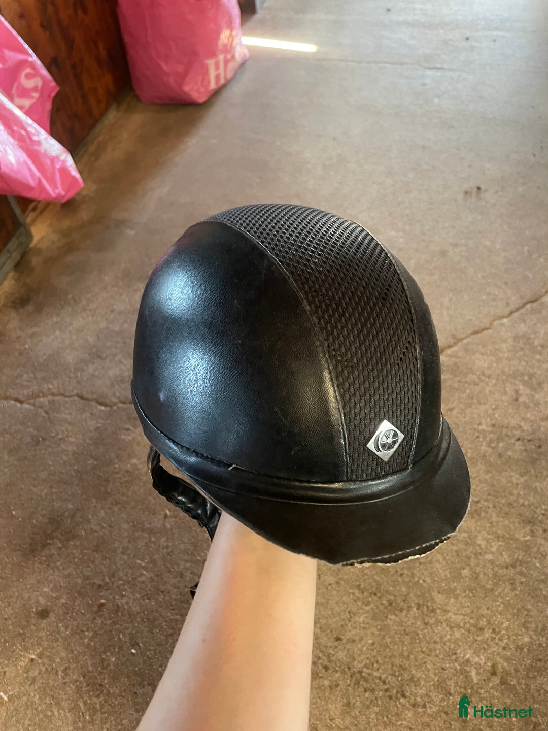 Hjälmar ryttarutrustning till salu: Hjälm, Charles Owen, skinn, 56 i Helsingborg - Annons 1