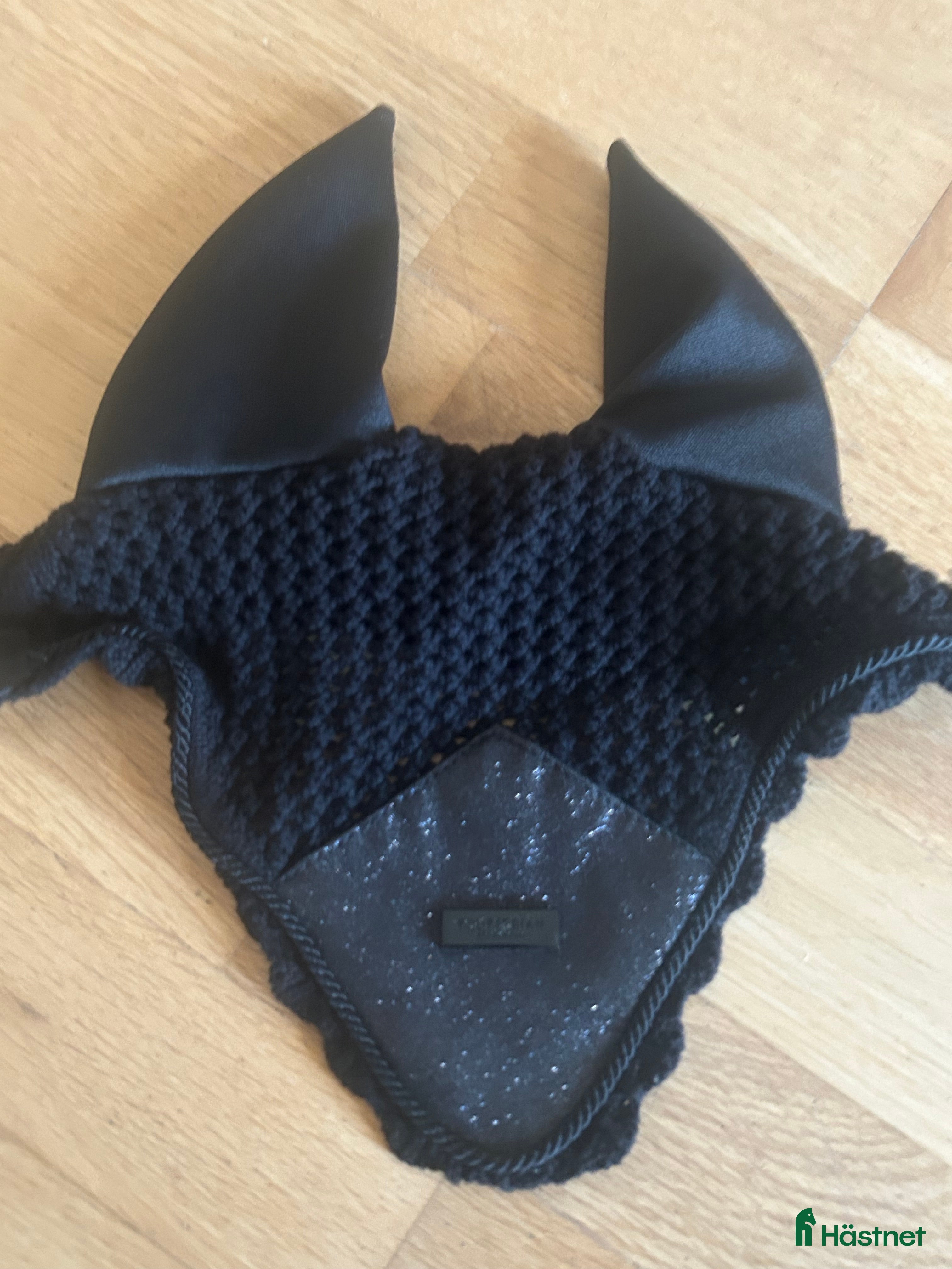 Övrig Hästutrustning hästutrustning till salu: Svart glittrig huva strl ponny  i Svartsjö - Annons 3