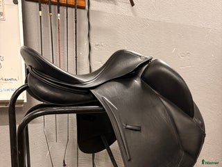 Sadlar hästutrustning till salu: Prestige Monza monoflap 17” i Åkarp - Annons 22