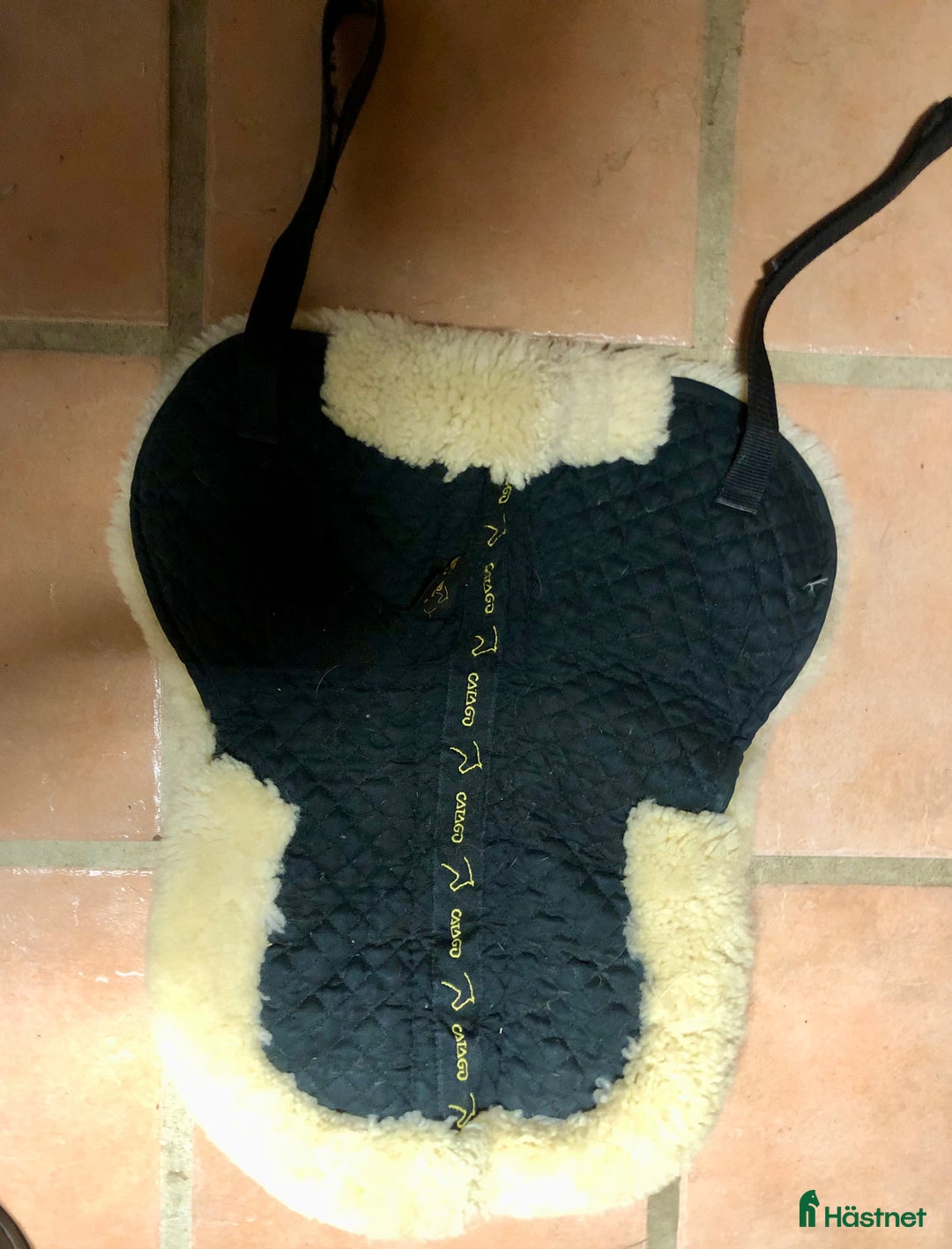 Sadeltillbehör hästutrustning till salu: Fårskinnspad till mindre sadel i Båstad - Annons 1