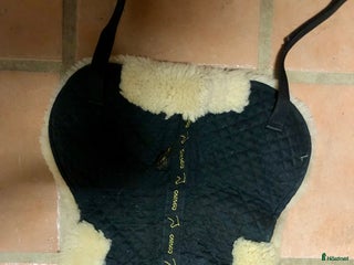 Sadeltillbehör hästutrustning till salu: Fårskinnspad till mindre sadel i Båstad - Annons 1