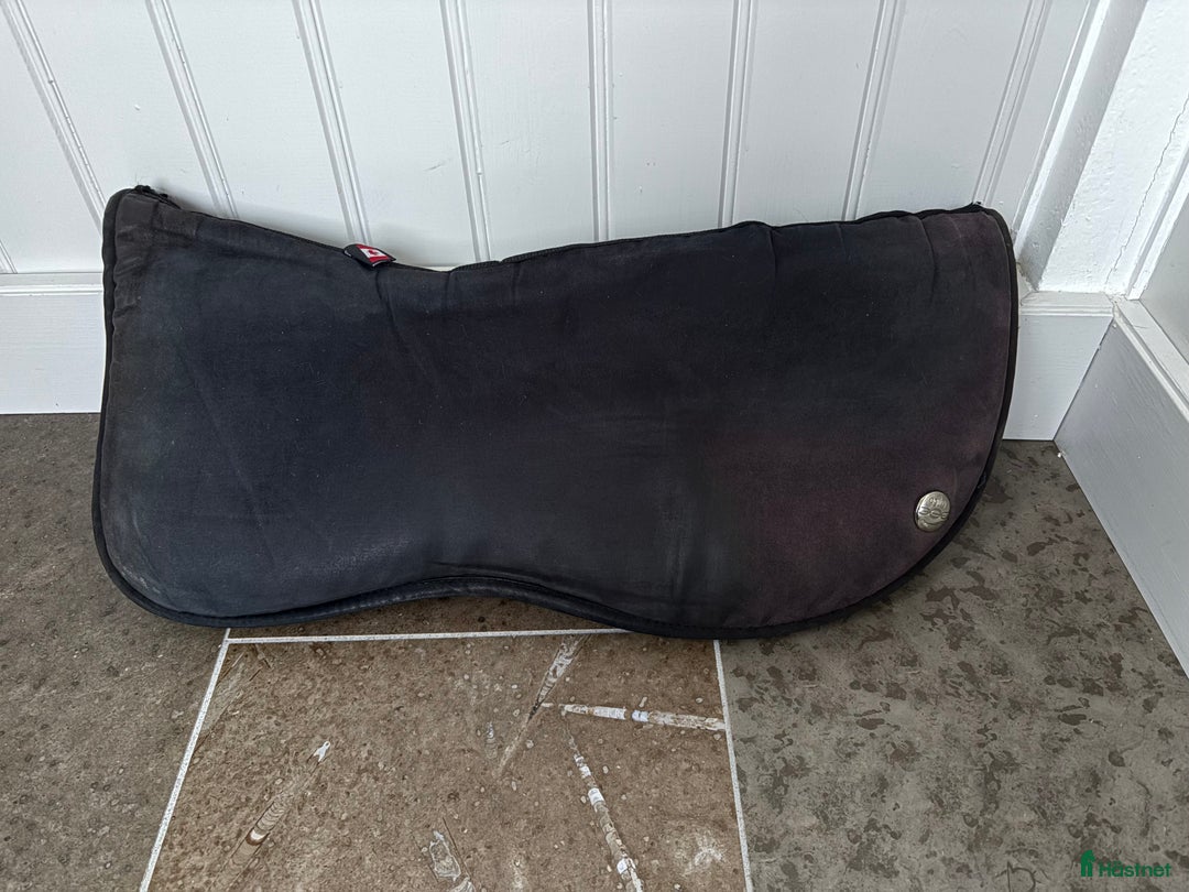 Sadeltillbehör hästutrustning till salu: Ogilvy sadelpadd i Mjölby - Annons 1