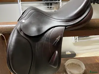 Sadlar hästutrustning Hoppsadel Equipe Rarity Grip 15,5” i Aneby - Annons 18