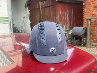 Hjälmar ryttarutrustning till salu: Blå back on track hjälm i Vinninga - Annons 1