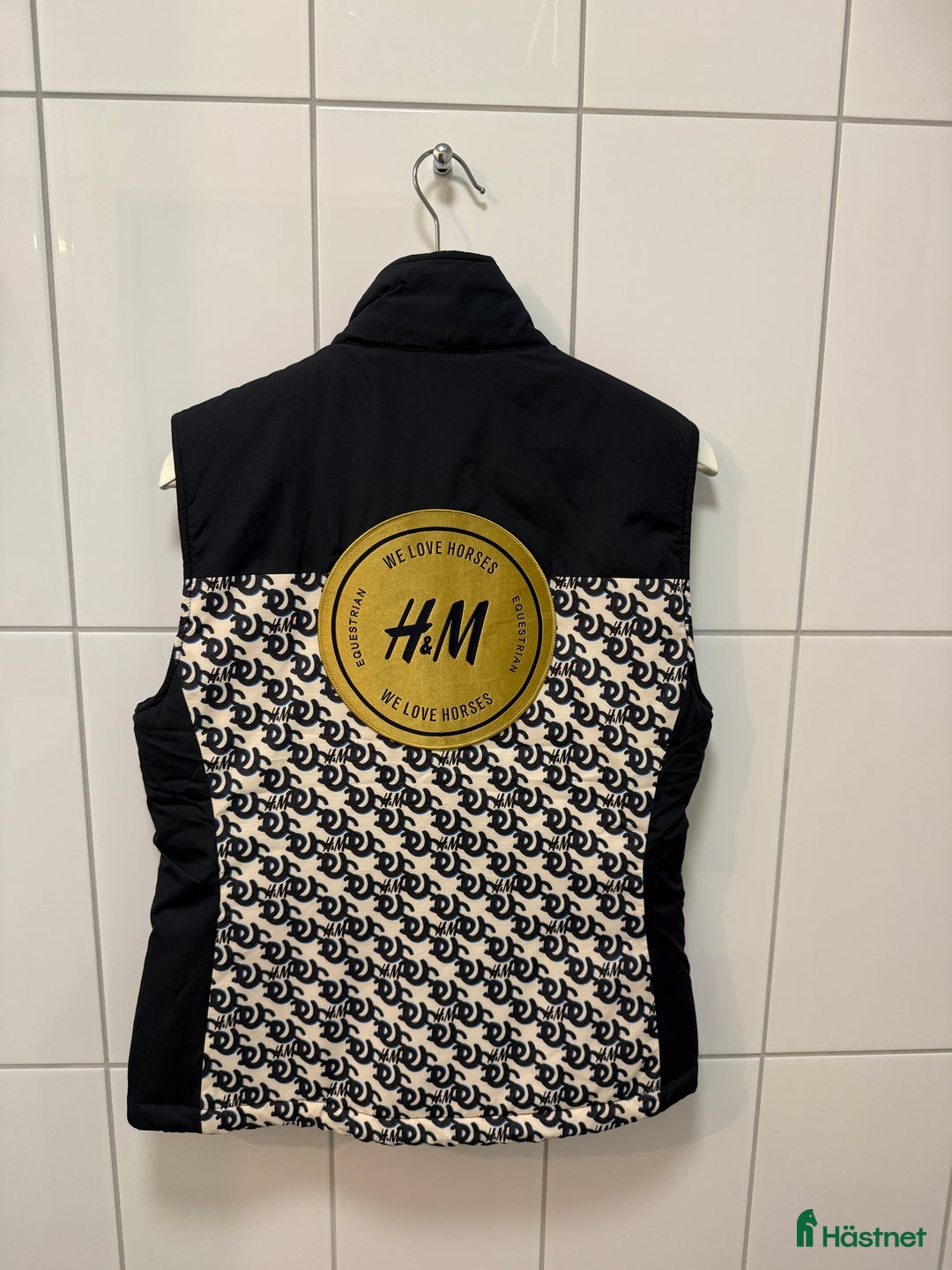 Jackor & Kavajer ryttarutrustning till salu: HM We Love Horses väst i Stockholm - Annons 4
