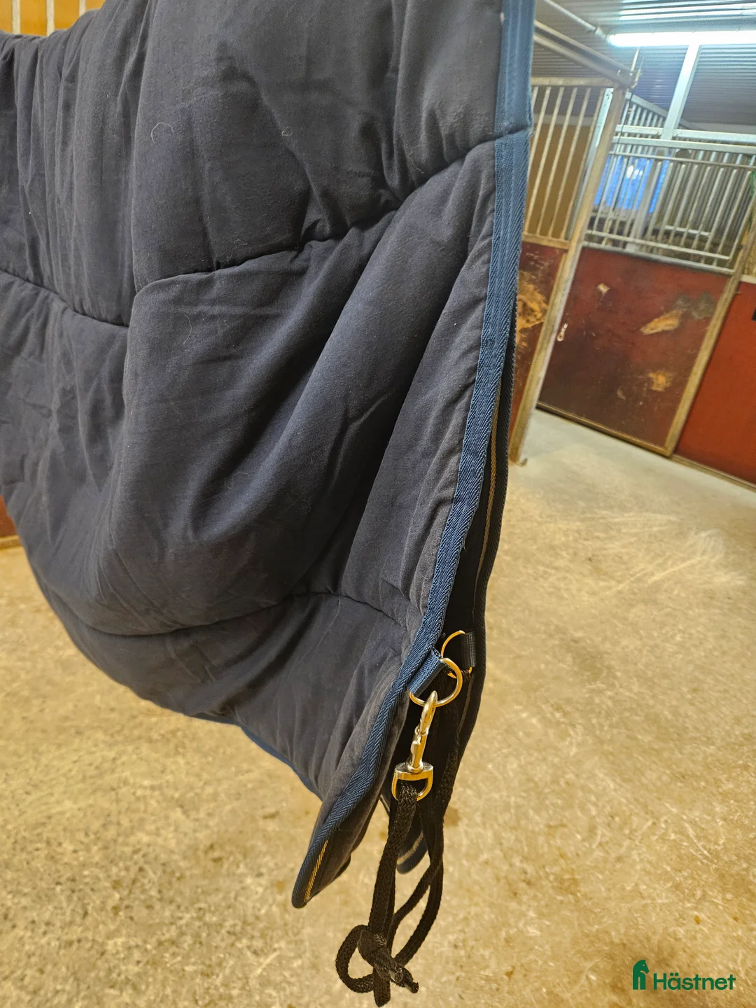 Täcken hästutrustning till salu: Tjockt Amigo stalltäcke i stl 145.  i Sidensjö - Annons 2