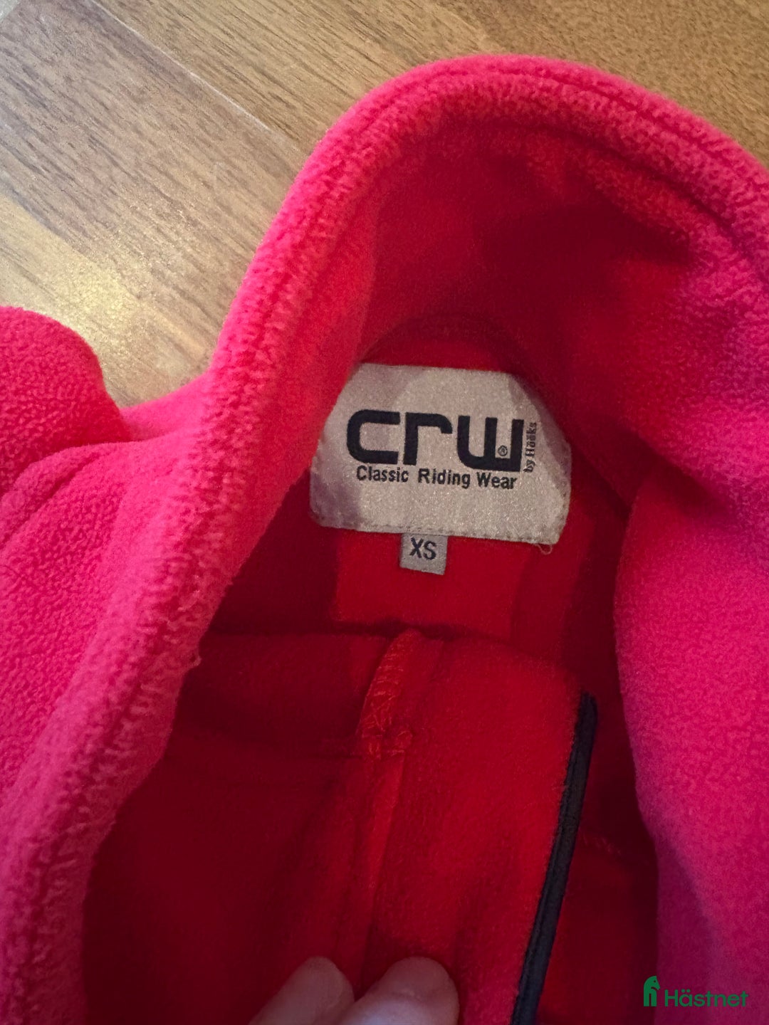 Övrig Ryttarutrustning ryttarutrustning till salu: Röd fleecetröja oanvänd  i Västerhaninge - Annons 2