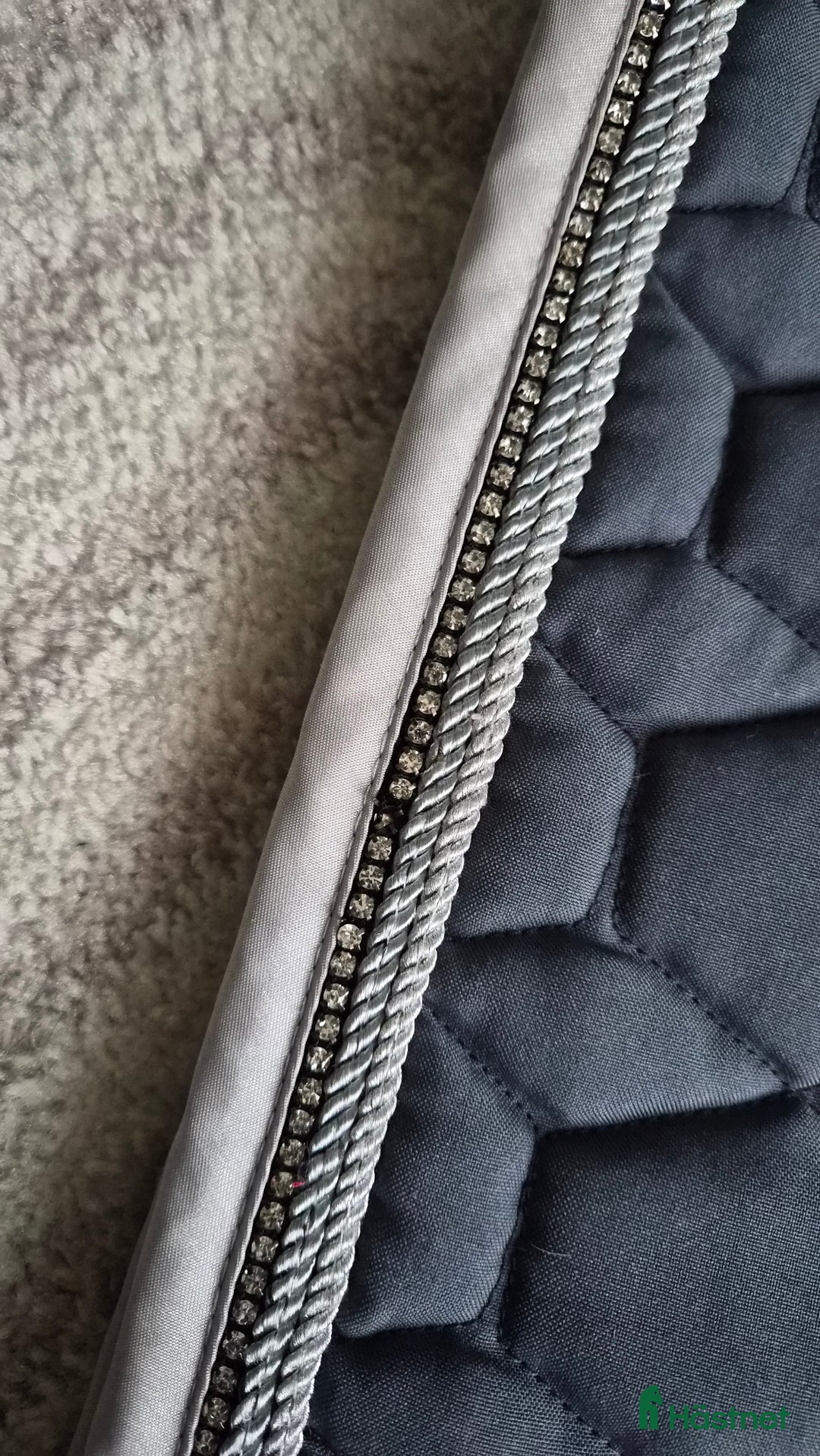 Schabrak & Vojlockar hästutrustning till salu: Grått hoppchabrak med stenar i Sundsvall - Annons 4