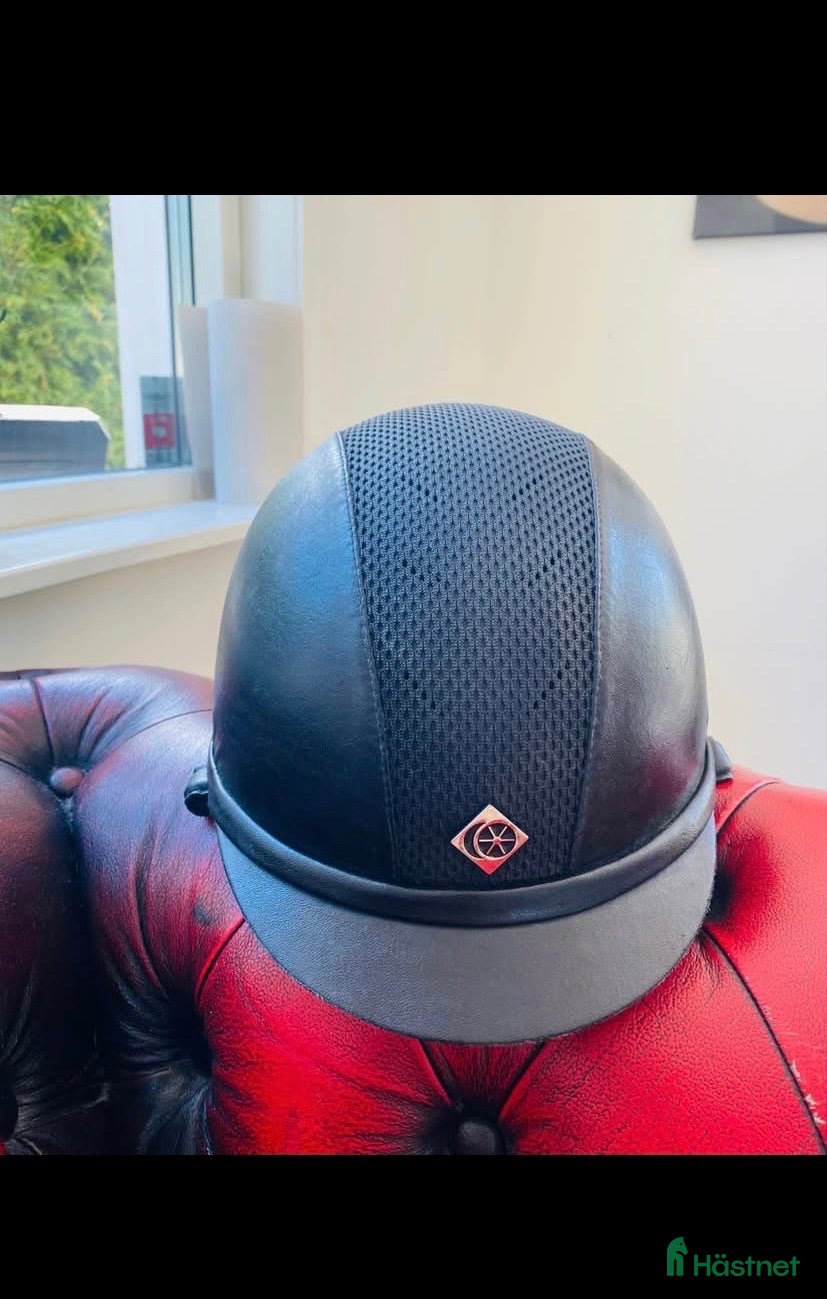 Hjälmar ryttarutrustning till salu: Charles Owen AYR8 Leatherlook ridhjälm – stl 59 - Annons 4