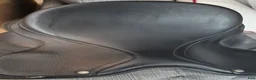 Sadlar hästutrustning till salu: Säljer Bates Dressyrsadel Luxe 17' i Nacka - Annons 3