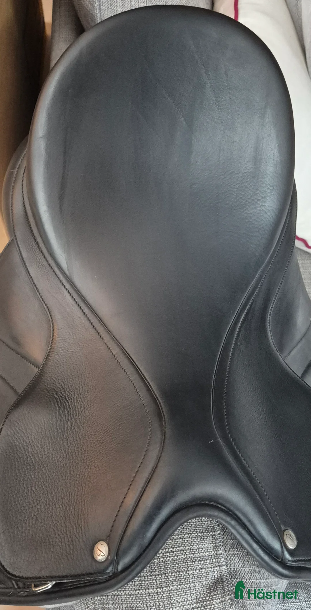 Sadlar hästutrustning till salu: Säljer Bates Dressyrsadel Luxe 17' i Nacka - Annons 3