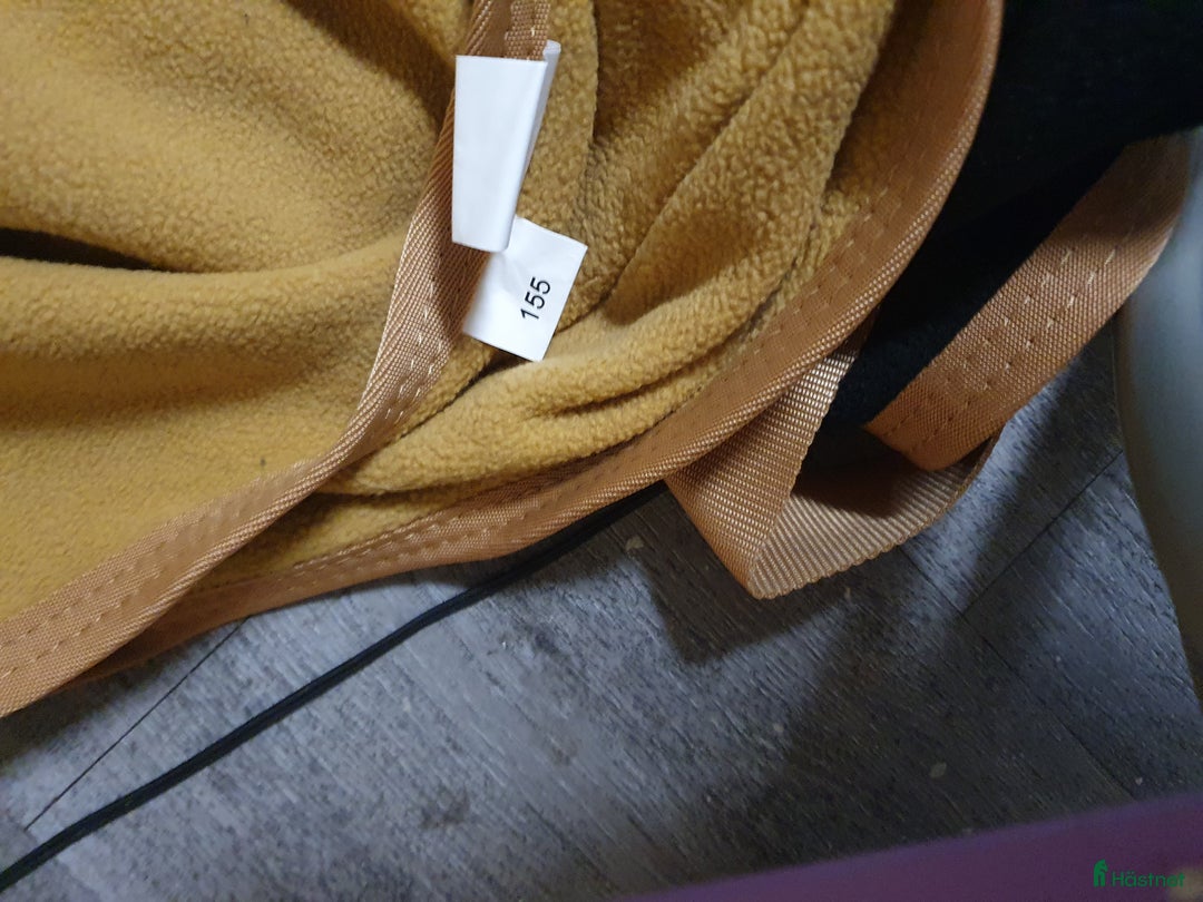 Täcken hästutrustning till salu: Fint gult stalltäcke i Herrljunga - Annons 3