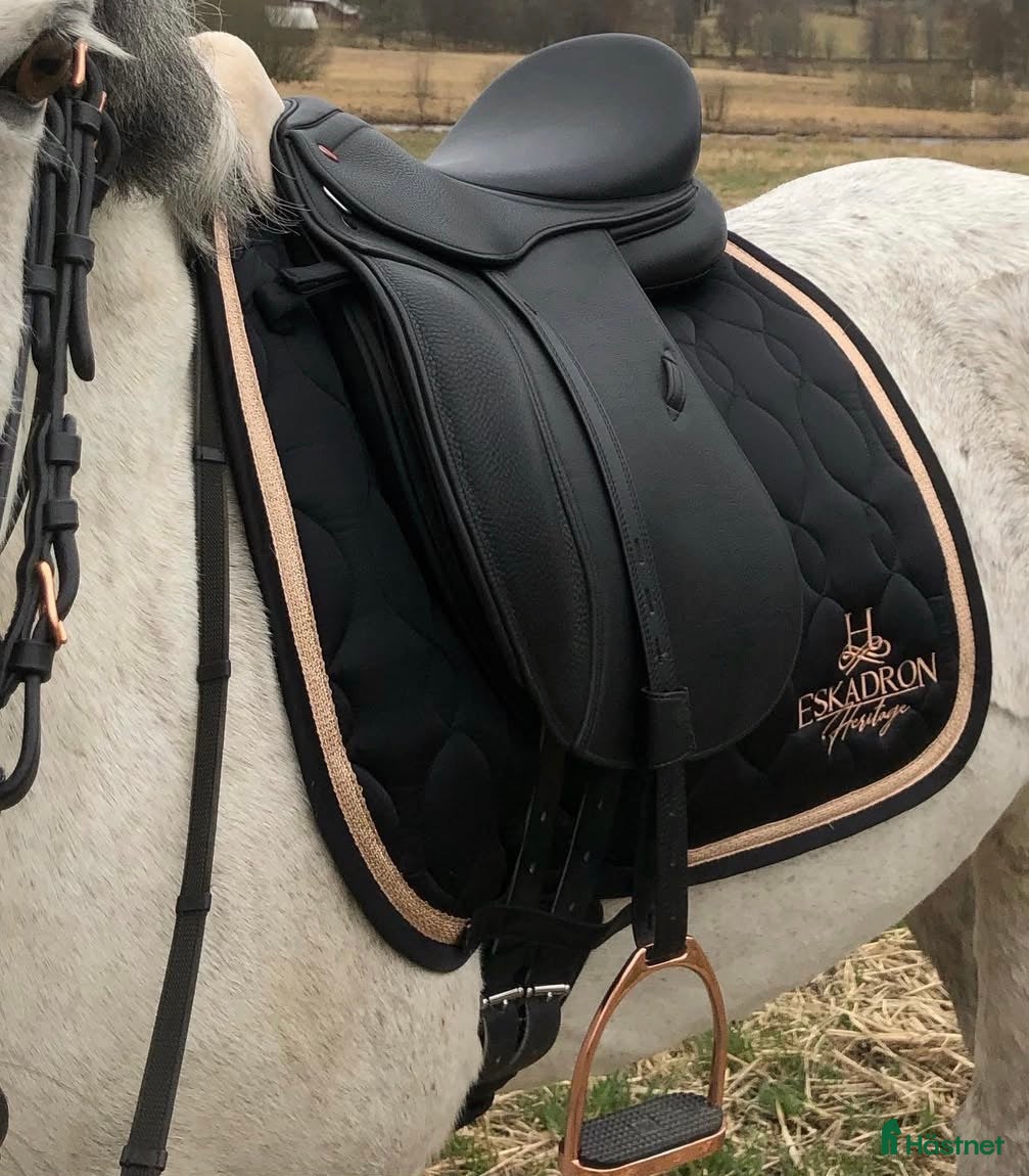 Sadlar hästutrustning till salu: Withaker sadel bra skick i Myresjö - Annons 8