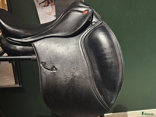 Sadlar hästutrustning till salu: Dressyrsadel 16" i Sigtuna - Annons 1