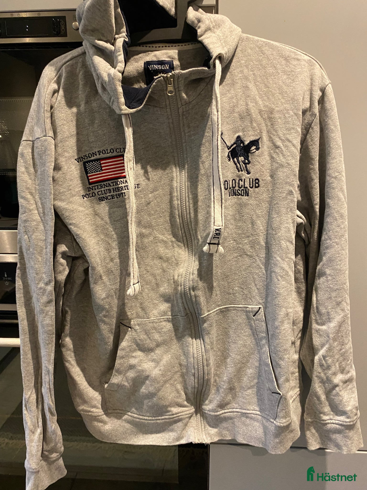 Övrigt Ridkläder ryttarutrustning till salu: Snygg grå hoodie Vinson polo club - Annons 17
