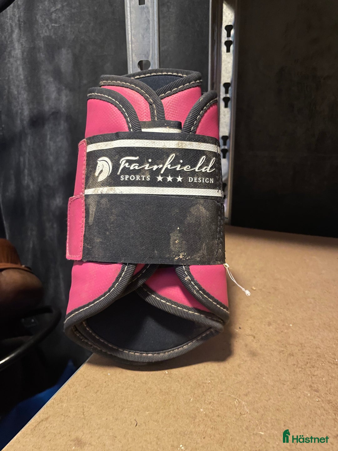 Benskydd hästutrustning till salu: Fina rosa damasker! i Gävle - Annons 1