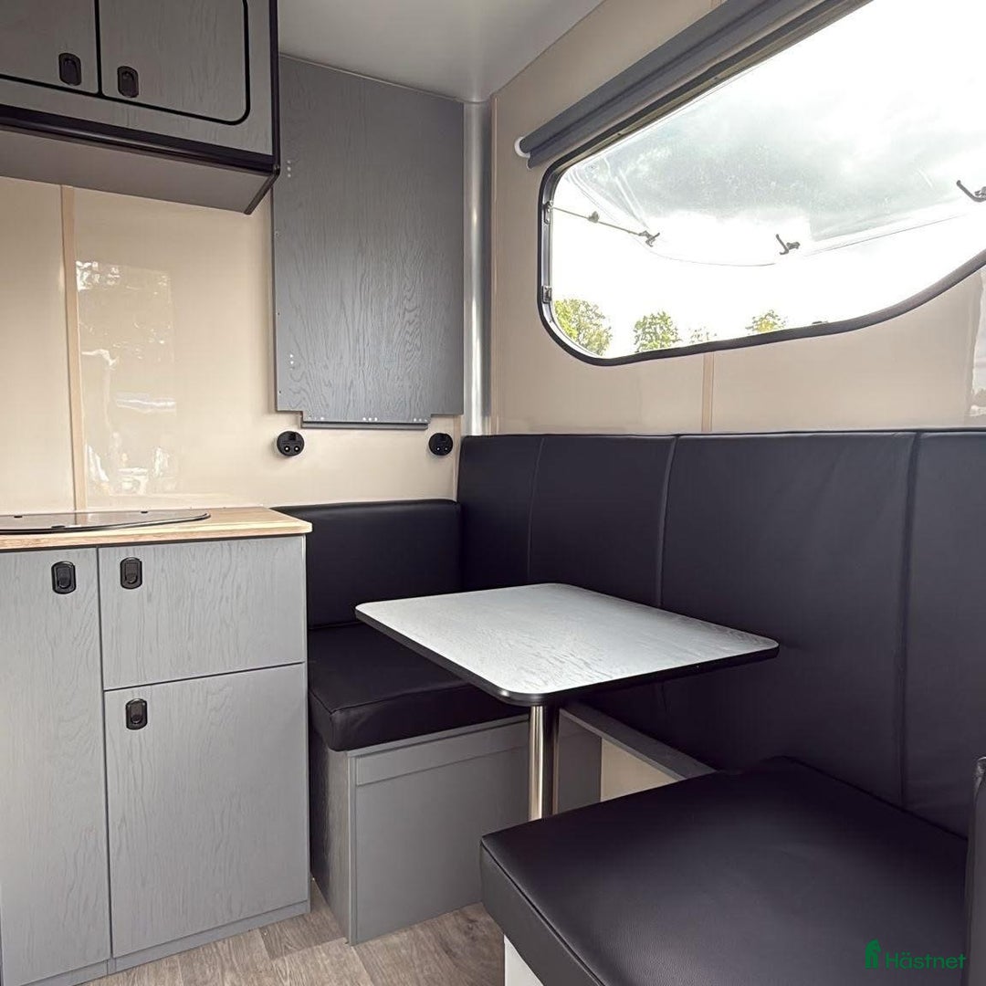 Hästlastbilar  fordon & transport till salu: Equi-Trek Equinox 3500 kg med bodel.  i Teckomatorp - Annons 5