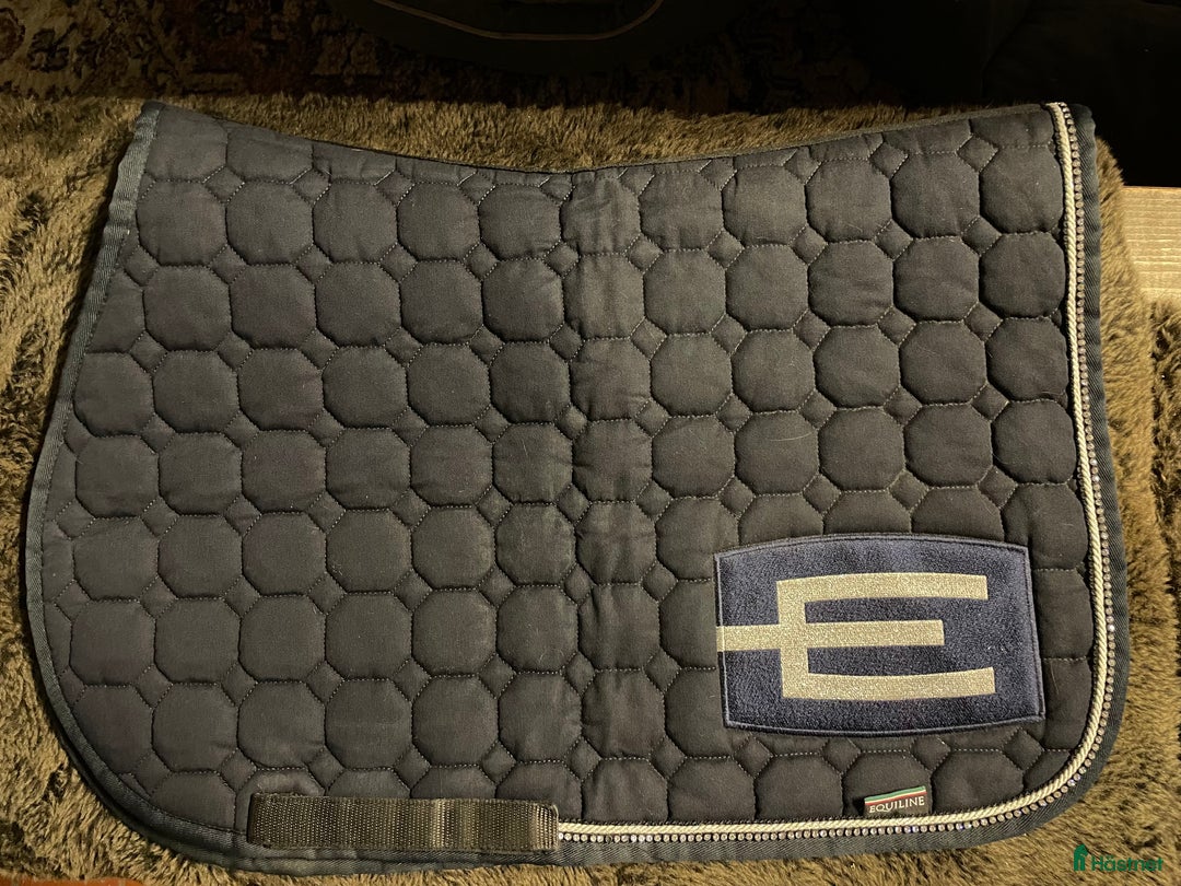 Schabrak & Vojlockar hästutrustning till salu: E-logga schabrak marinblå med swarovski i Onsala - Annons 1